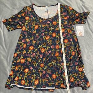 CLOSET CLEAR OUT ON ALL LULAROE MAKE AN OFFER BUNDLE NWT XS STRETCHY FLORAL TOP!